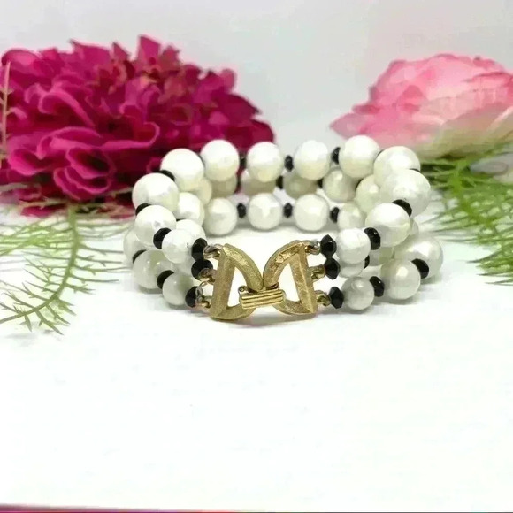 VINTAGE⚜️RARE TRIFARI CROWN Pearlescent Acrylic Beaded Bracelet - Picture 3 of 9